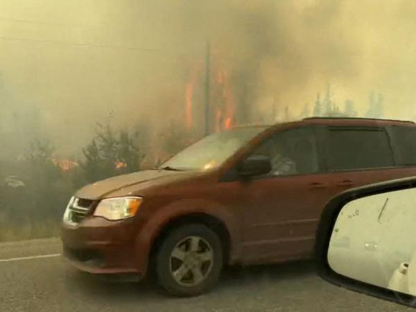 Am Mittwoch brannte es bereits auf beiden Seiten des Highways, auf dem Menschen aus Yellowknife flüchteten.