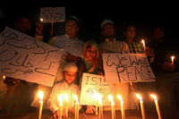 Auch in Indien wird getrauert. Muslime in Bhopal zünden Kerzen für die Opfer der Terroranschläge in Paris an.
