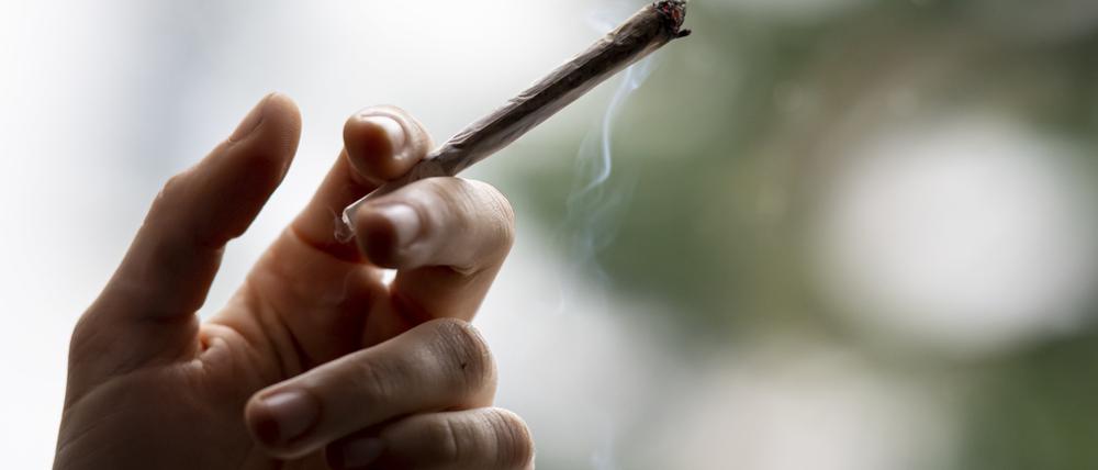 Eine Person raucht einen Joint. Die Ampel-Parteien wollen Cannabis in Deutschland legalisieren.
