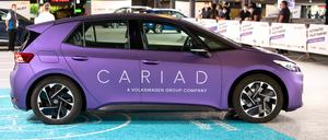 Ein Elektroauto von VW mit dem Aufdruck der Sparte „Cariad“. 