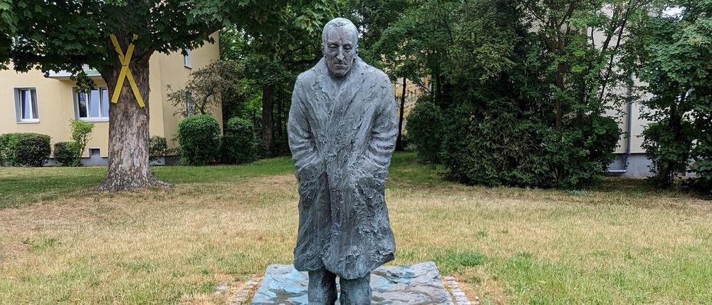 Die Carl von Ossietzky-Skulptur wurde im Oktober 1989 eingeweiht.