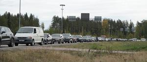 Eine lange Autoschlange ist an der russisch-finnischen Grenze in Vaalimaa zu sehen, das in rund drei Stunden von St-Petersburg zu erreichen ist.