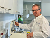 Carsten Watzl, Generalsekretär der Deutschen Gesellschaft für Immunologie (DGfI), steht in einem Labor. Foto: dpa/Leibniz-Institut für Arbeitsforschung an der TU Dortmund (IfADo)