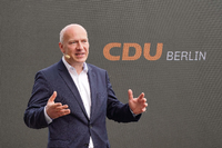 Kai Wegner, Landesvorsitzender der Berliner CDU vor dem neuen Logo - jetzt in orange auf schwarzem Grund. Foto: DAVIDS/Tom Maelsa