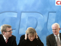 Arbeiten am CDU-Logo vor der Parteizentrale (Archivbild) Foto: dpa/Michael Kappeler
