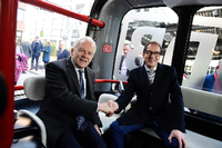 Testfahrer. Bahn-Chef Rüdiger Grube (l.) und Verkehrsminister Alexander Dobrindt (CSU) im autonomen Bus. Foto: AFP