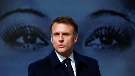 Der französische Präsident Emmanuel Macron spricht am Weltfrauentäg in Paris.  