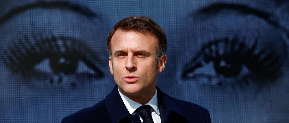 Der französische Präsident Emmanuel Macron spricht am Weltfrauentäg in Paris.  