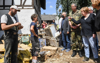 Bundeskanzlerin Angela Merkel besuchte am Sonntag das von der Hochwasser-Katastrophe besonders stark betroffene Dorf Schuld. Foto: Christof Stache/REUTERS