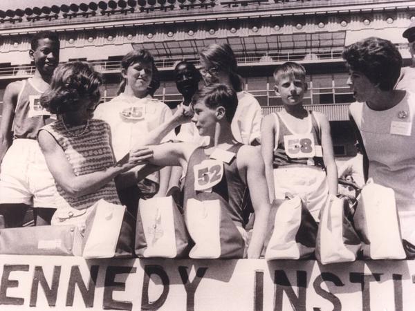 Eunice Kennedy-Shriver (vorne links) initiierte die ersten Spiele 1968 in Chicago. Neben 26 US-Bundesstaaten nahm eine Delegation aus Kanada teil.