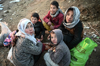 Kindergruppe in Afghanistan bei einer Mahlzeit Foto: AFP/Mohd Rafsan