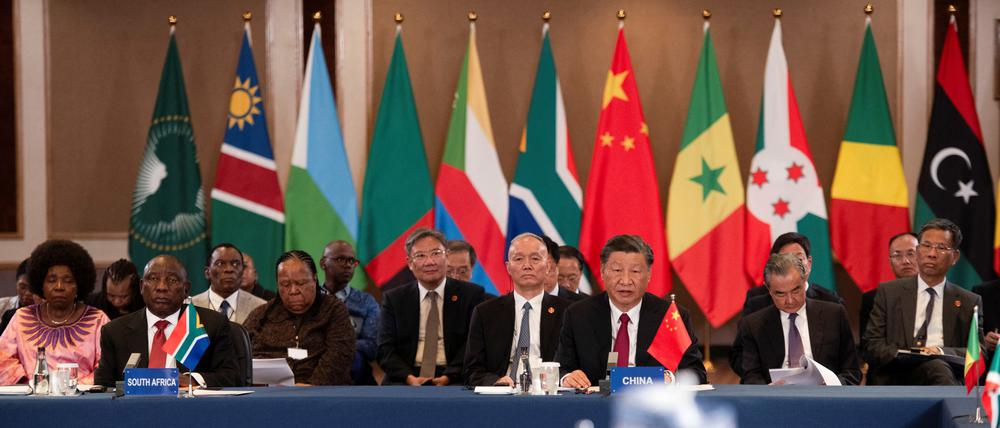 Der chinesische Staatspräsident Xi Jinping und der südafrikanische Präsident Cyril Ramaphosa nehmen am letzten Tag des BRICS-Gipfels in Johannesburg, Südafrika, 24. August 2023, am Rundtischdialog der chinesischen und afrikanischen Staatsführer teil. 