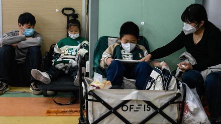 Kinder erhalten in einem Kinderkrankenhaus in Peking am 23. November 2023 einen Tropf. 