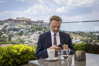 Noch kurz auf Twitter gepostet? FDP-Finanzminister Christian Lindner in Athen. Foto: IMAGO/photothek