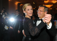 Zehn Jahre ist es her: Der damalige Bundespräsident Wulff und seine Frau Bettina tanzen beim Bundespresseball im Hotel Intercontinental in Berlin. Jens Kalaene/dpa