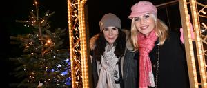 Mariella Ahrens (l.), Schauspielerin, und Tanja Bülter, Moderatorin, sind bei dem Event Christmas Garden im Botanischen Garten Berlin zu sehen. Der Botanische Garten wird bis zum 14. Januar 2024 weihnachtlich erleuchtet.