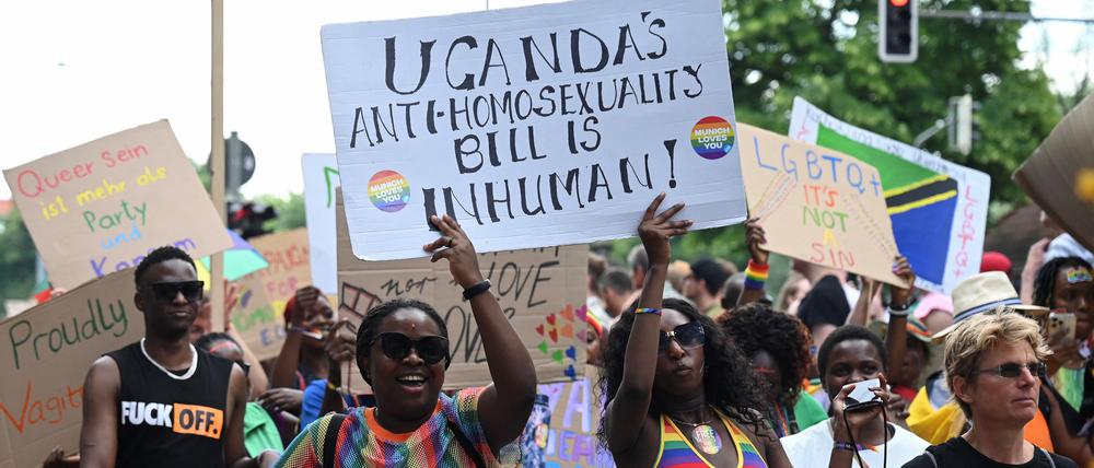Demonstranten in München protestieren gegen das Anti-LGBTQ-Gesetz in Uganda.