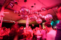 Dutzende Menschen tanzen in einem Club (Archiv). Foto: dpa/Felix Kästle