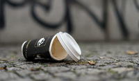 Insbesondere Einwegprodukte wie to-go-Kaffeebecher führen zu immer größeren Müllmengen in Deutschland. Foto: Gregor Fischer/dpa