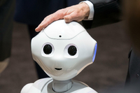 Na mein kleiner Freund! Der humanoide Roboter "Pepper" wirkt erst mal niedlich und nett, aber eine Maschine ist er trotzdem bloß. Foto: epd