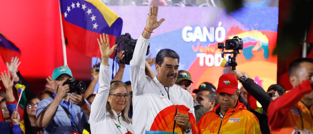 Der venezolanische Präsident Nicolás Maduro bejubelt das Referendumsergebnis.