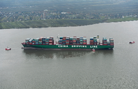 Strandgut. Das Containerschiff der "China Shipping Container Lines" kommt in der Elbe gerade nicht vom Fleck. Foto: Reuters