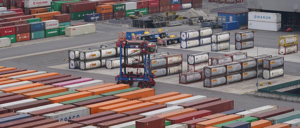 Container stehen auf dem Container Terminal Burchardkai im Hamburger Hafen. 