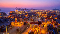 Blick auf Container und Kräne im Yangshan-Hafen in Shanghai. Hier stauen sich seit Wochen tausende Container. Ding Ting/XinHua/dpa