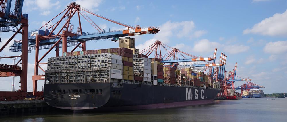 Das Containerschiff „MSC Irene“ der Reederei MSC wird am Container Terminal Burchardkai im Hamburger Hafen abgefertigt. 