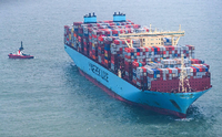Auf Grund gelaufen: Die „Mumbai Maersk“ liegt umringt von Schleppern in der Nordsee. Foto: dpa/Sina Schuldt