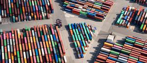 Zahlreiche Container stehen auf dem Gelände eines Containerterminals im Hamburger Hafen. Die Wachstumsschwäche der deutschen Volkswirtschaft hält an.