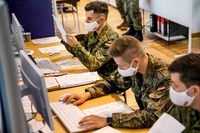 Soldaten des Wachbataillons der Bundeswehr im Gesundheitsamt Berlin-Mitte Foto: dpa/Carsten Koall