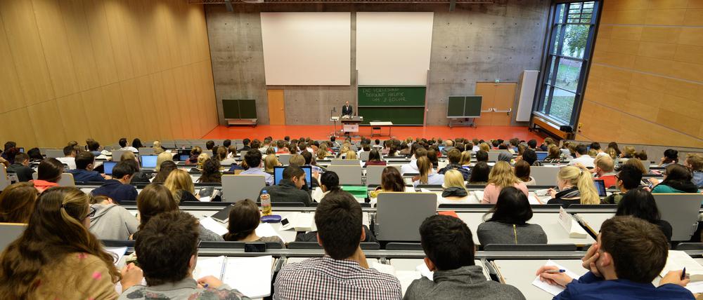 Studienanfänger sitzen während ihrer ersten Juravorlesung in einem Hörsaal der Juristischen Fakultät der Universität Potsdam.