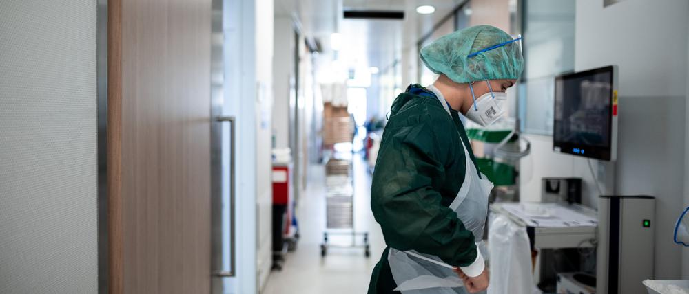 Eine Mitarbeiterin der Pflege steht auf dem Gang der Intensivstation des Universitätsklinikums in Essen. Die gesetzliche Krankenversicherung dürfte wohl im kommenden Jahr teurer werden.