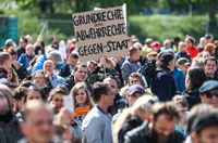 Teilnehmer einer Protestkundgebung der Initiative „Querdenken“ auf dem Cannstatter Wasen in Stuttgart Foto: dpa/Christoph Schmidt