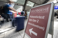 Abstrich nach Ankunft. Am Flughafen Frankfurt gibt es Deutschlands erstes "Flughafen-Corona-Test"-Zentrum. Foto: Boris Roessler/dpa