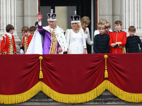 König Charles und Königin Camilla zeigen sich nach ihrer Krönungszeremonie auf dem Balkon des Buckingham Palace.