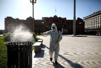 Ein Mann sprüht Desinfektionsmittel auf der Plaza de Mayo in Buenos Aires. Foto: dpa
