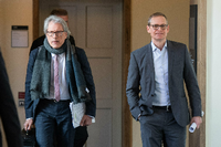 Matthias Kollatz (SPD, l), Finanzsenator von Berlin, und Michael Müller (SPD), Berlins Regierender Bürgermeister. Foto: Christophe Gateau/dpa
