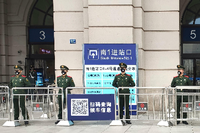 Reisen in Zeiten von Corona: In China müssen Fluggäste Ankunftskarten ausfüllen. Foto: dpa