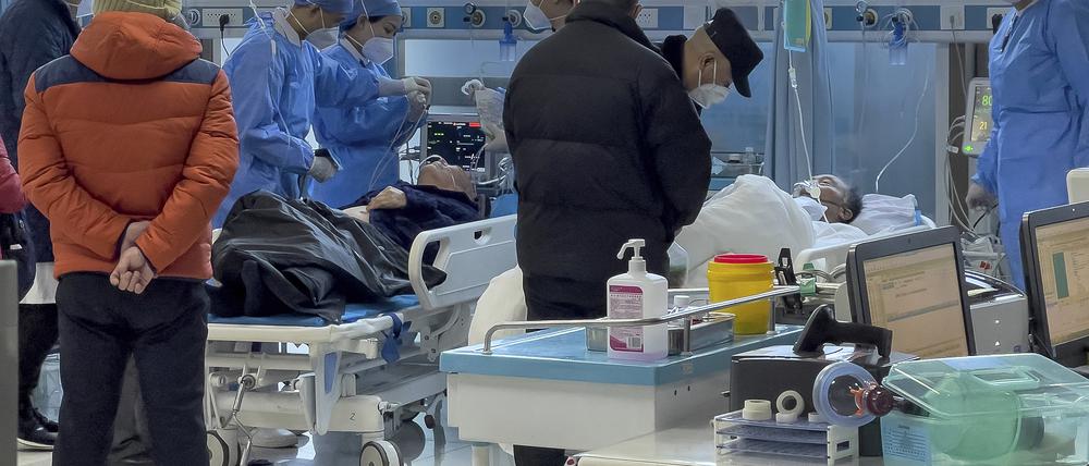 Medizinisches Personal untersucht einen älteren Patienten in der Notaufnahme eines Krankenhauses.