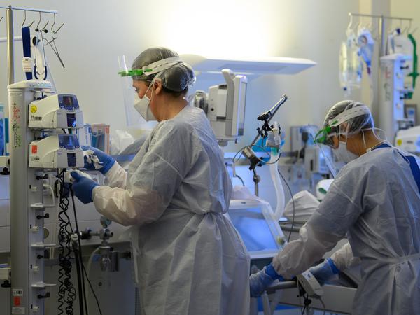 Hohe Belastung im Arbeitsalltag: Intensivpflegerinnen in einer Klinik in Sachsen.