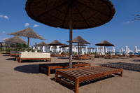 Strandliegen und Sonnenschirme stehen am Strand an einer Hotelanlage in Antalya leer. Foto: Mirjam Schmitt/dpa
