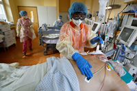 Im Klinikum Havelhöhe behandelt Krankenhauspersonal einen Covid-19-Patienten. Foto: Fabrizio Bensch/Reuters