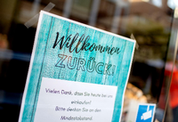 Ein Schild im Schaufenster eines Modegeschäfts im niedersächsischen Peine. Foto: Hauke-Christian Dittrich/dpa