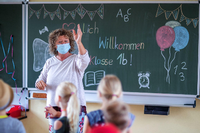 Nur mit Maske: Das gilt für die Schulen mindestens bis zum 5. September. Foto: Jens Büttner/dpa