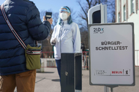 Bilder aus der Vergangenheit? Bürger stehen vor einem Schnelltestzentrum in der Lehrter Straße, um sich testen zu lassen. Foto: Jörg Carstensen/dpa