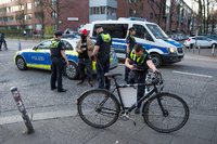Polizisten in Hamburg kontrollieren einen Demonstranten. Foto: Jonas Walzberg/dpa