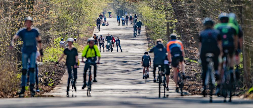 Zahlreiche Fahrradfahrer nutzen das schöne Wetter und fahren auf dem Kronprinzessinnenweg. Damit ist erstmal in der Woche Schluss.
