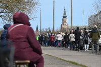 Hunderte Menschen warten vor dem Impfzentrum des Landkreises Vorpommern-Greifswald. Foto: Stefan Sauer/dpa-Zentralbild/dpa